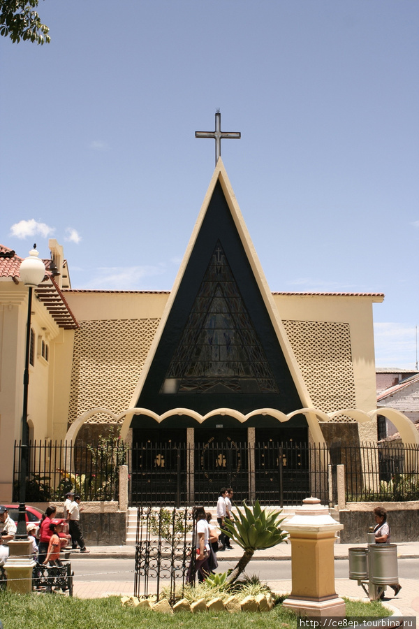Католическая церковь не стандартной формы, как очень часто и бывает Лоха, Эквадор
