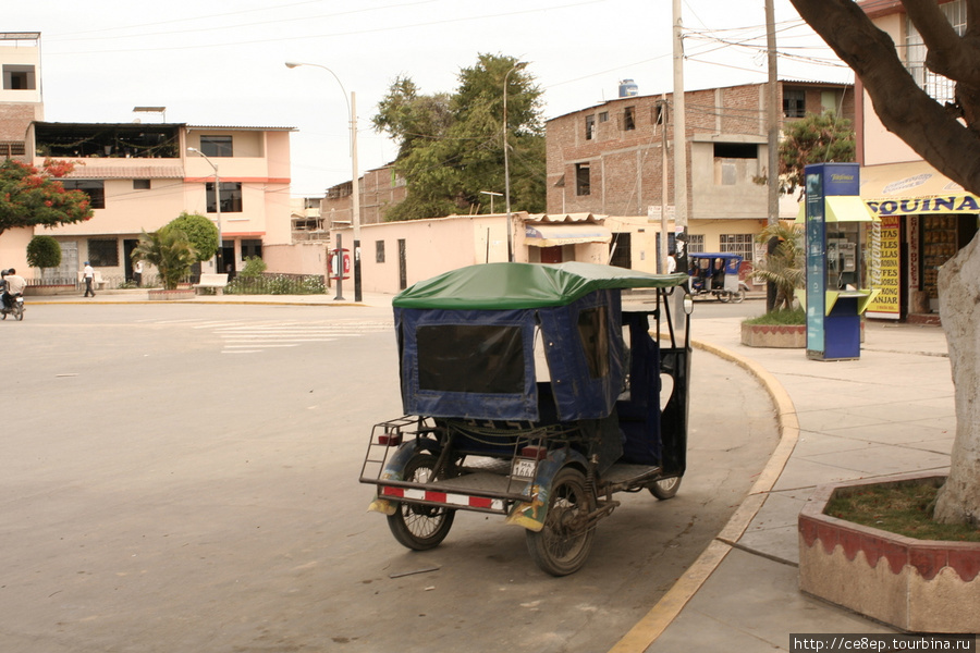 Моторикша — популярное транспортное средство Пьюра, Перу