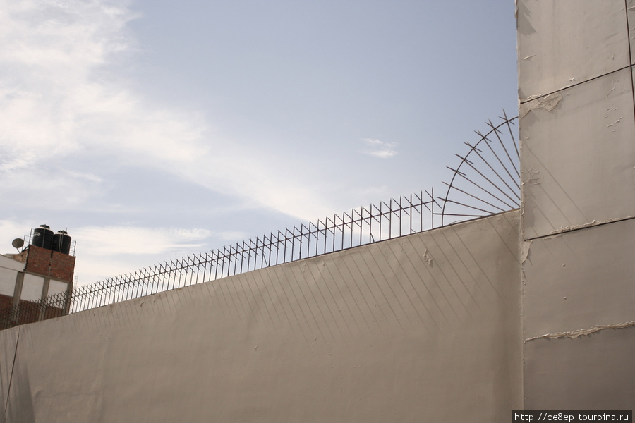 Забор окрашает более менее симпатичная решеточка, а не какое-нибудь битое стекло, как в странах Центральной Америки. Пьюра, Перу