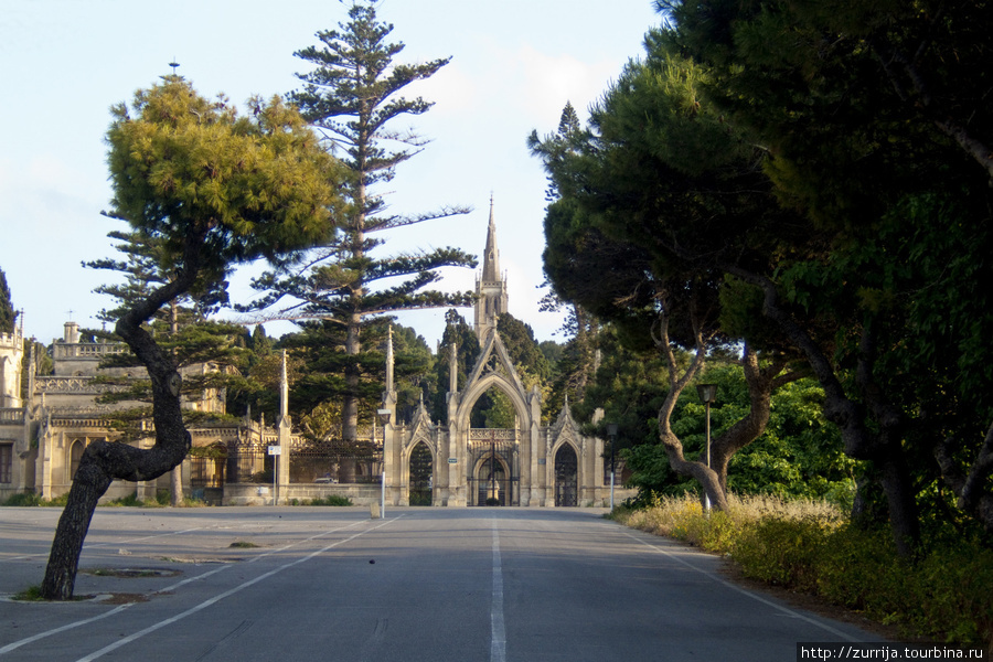 Ворота кладбища Аддоллората (Паола, Мальта)