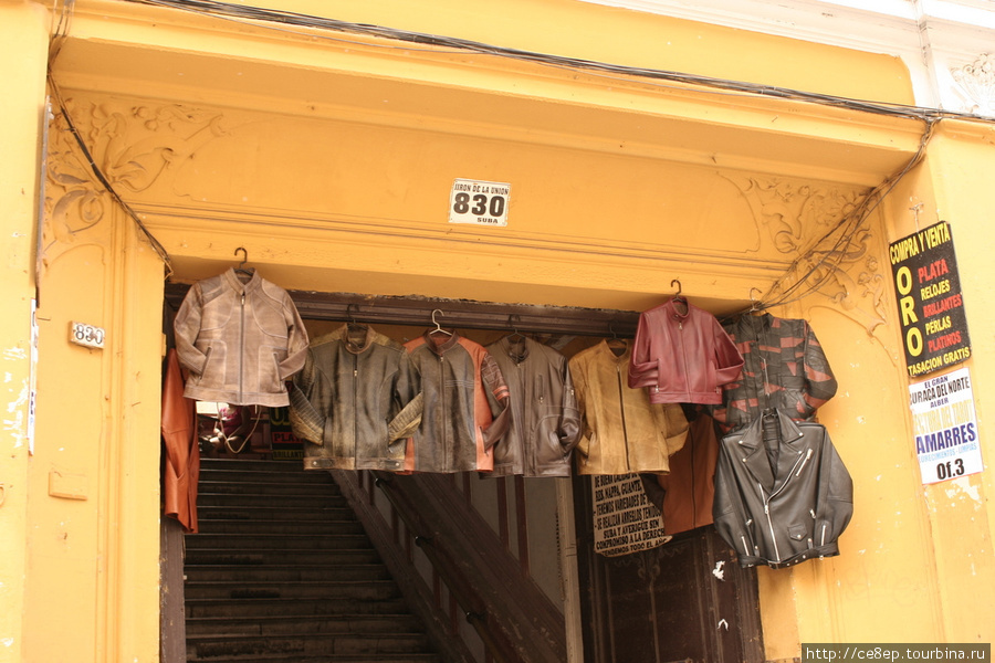 Курточки на продажу развешивают прям на выходах из подъездов Лима, Перу