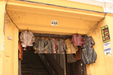 Курточки на продажу развешивают прям на выходах из подъездов