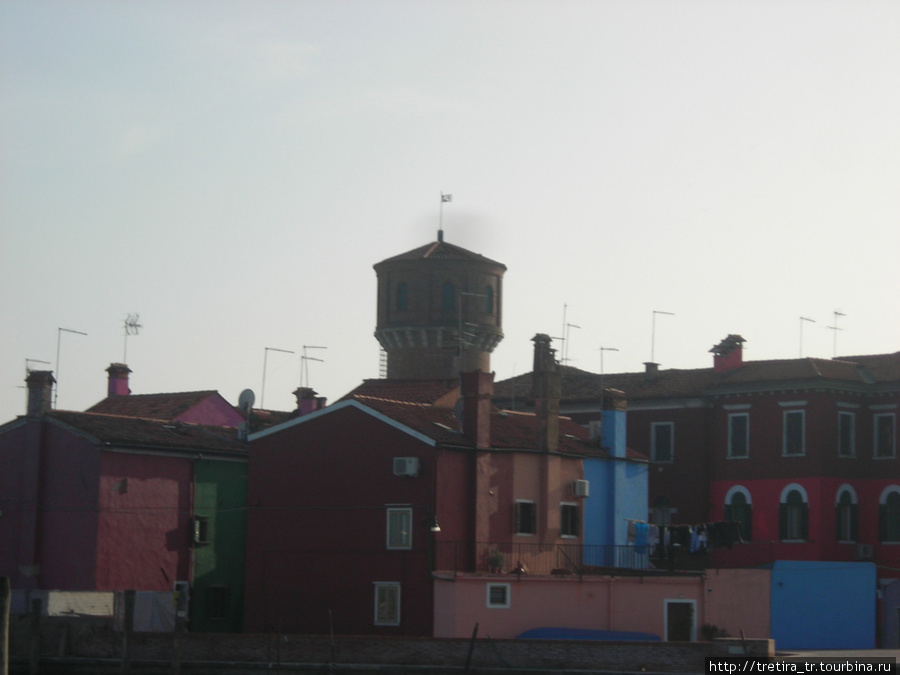 А врдонапорная башня более поздней постройки строго вертикальна. Остров Бурано, Италия