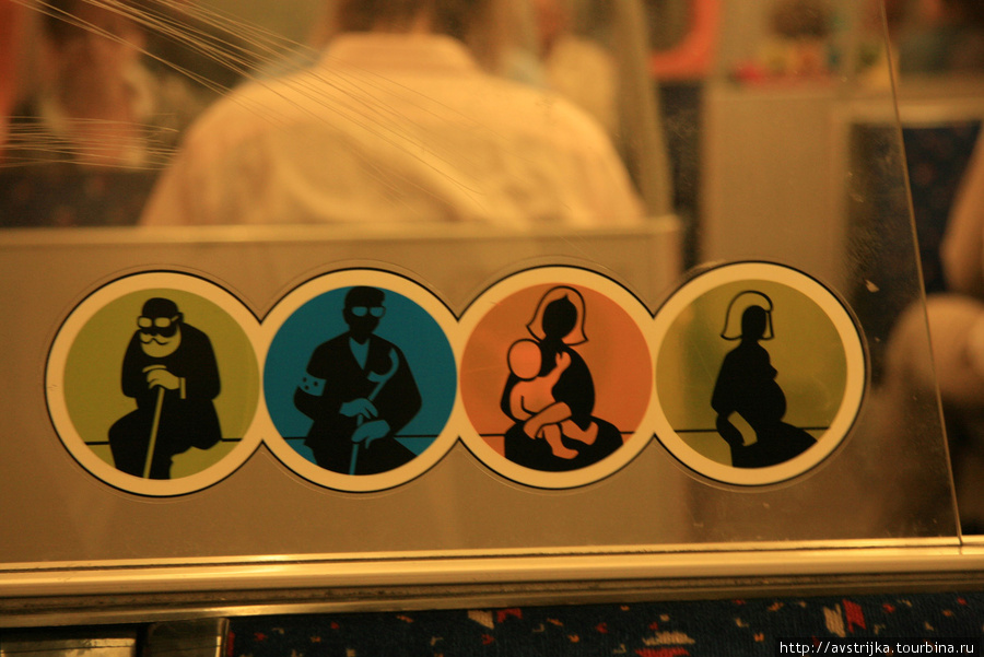 таблички в венском метро Австрия
