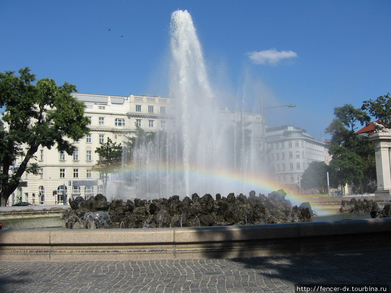 Фонтан перед памятником — источник хорошего настроения в летний день Вена, Австрия