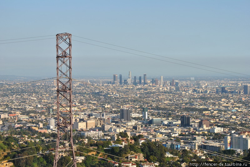 Из-за высоковольтных мачт приходится долго искать место, с которого вид на город не перегорожен проводами Лос-Анжелес, CША