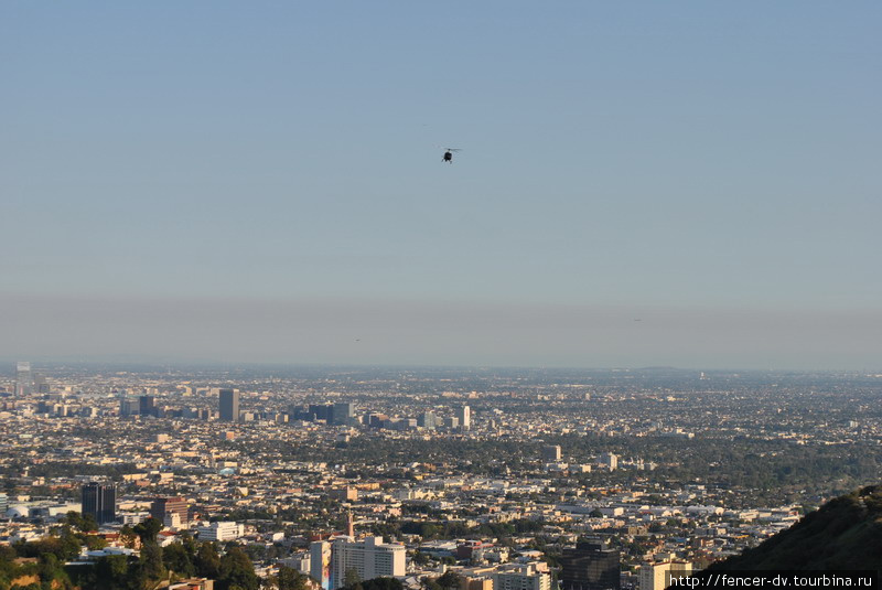 Над городом кружат туристические и полицейские вертолеты Лос-Анжелес, CША
