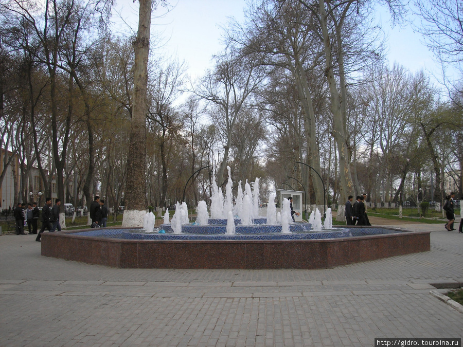 Такие фонтаны по всему городу. Самарканд, Узбекистан