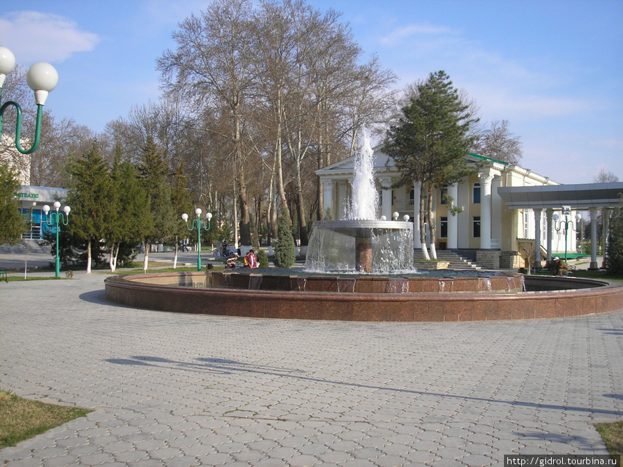 Фонтан перед входом в парк. Самарканд, Узбекистан