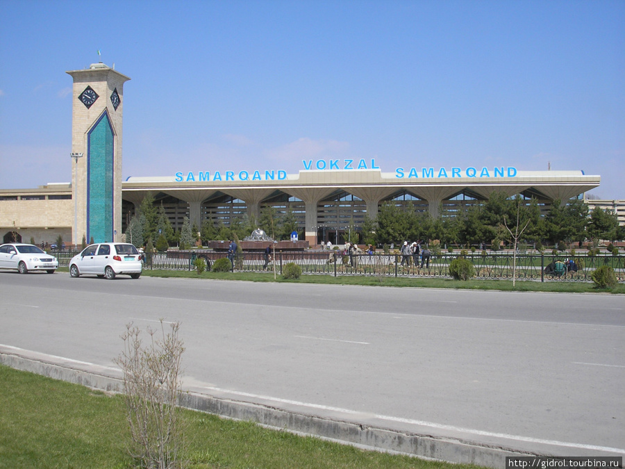Железнодорожный вокзал — железные ворота города. Самарканд, Узбекистан
