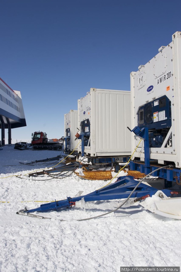 контейнеры с необходимыми стройматериалами, приборами Антарктическая станция Неймайер III (Германия), Антарктида