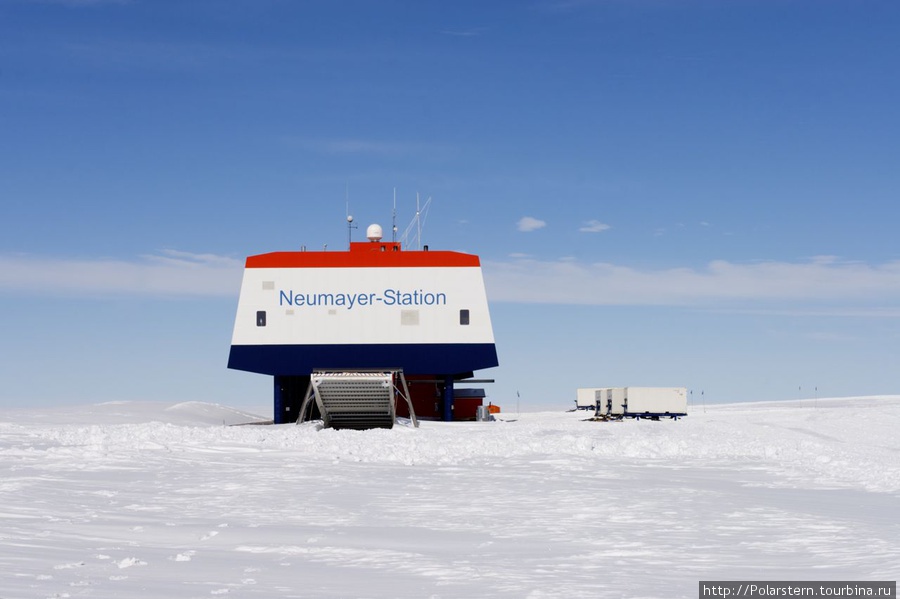 Станция, вид со стороны гаража Антарктическая станция Неймайер III (Германия), Антарктида
