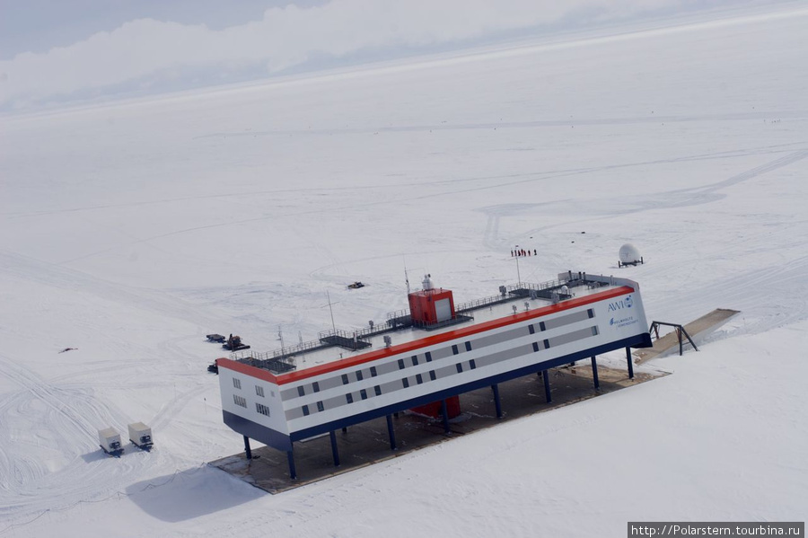 Вид с вертолета Антарктическая станция Неймайер III (Германия), Антарктида