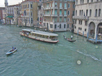 Вапаретто и гондолы — транспорт Венеции.