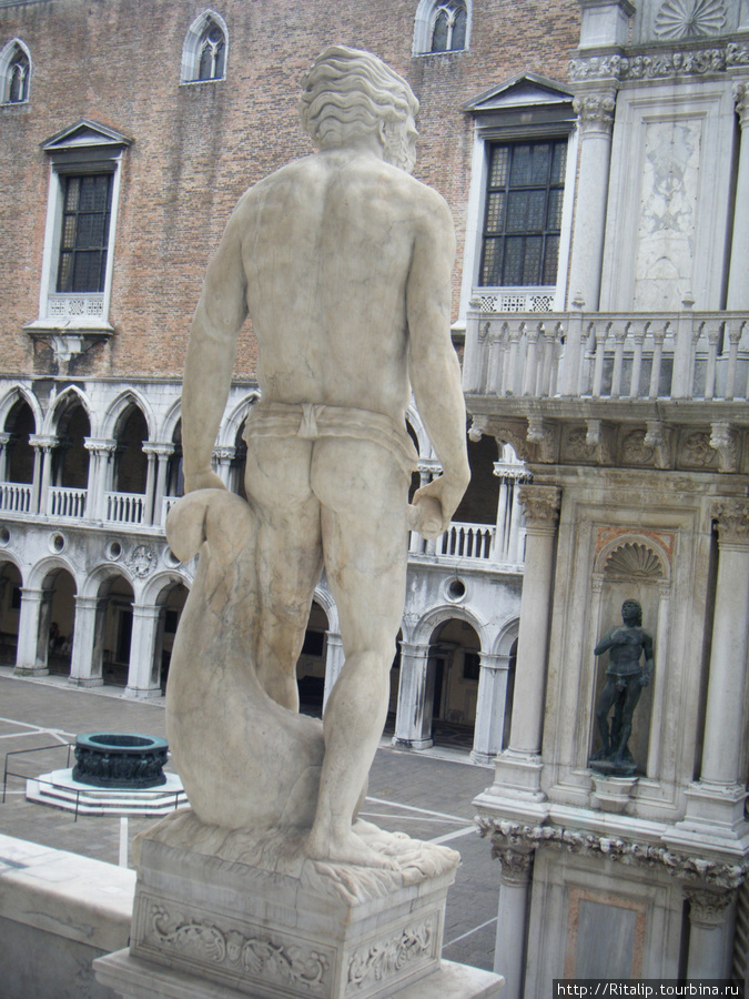 Дворец Дожей — лестница Гигантов (вид с тыла). Венеция, Италия