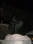 Скульптура Святого Георгия. Фото сделано поздно вечером в Загребе.