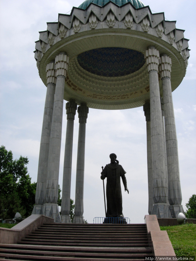 Памятник Алишеру Навои. Ташкент, Узбекистан