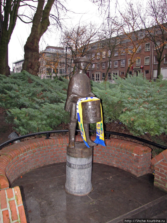 Единственный памятник с надписью  Eindhoven . Я так и не понял, это барабанщик, или еще кто? Эйндховен, Нидерланды