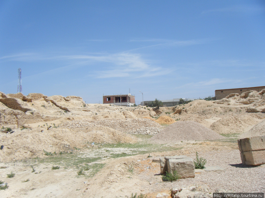 Самый старый амфитеатр в мире (практически разрушенный!) Тунис