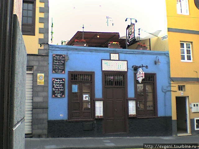 Ресторан La Carta -на ул. Calle San Felipe — справа, через один дом, ул. Calle Mazaroco.
Налево — 250м. до Центральной площади Plaza Charca