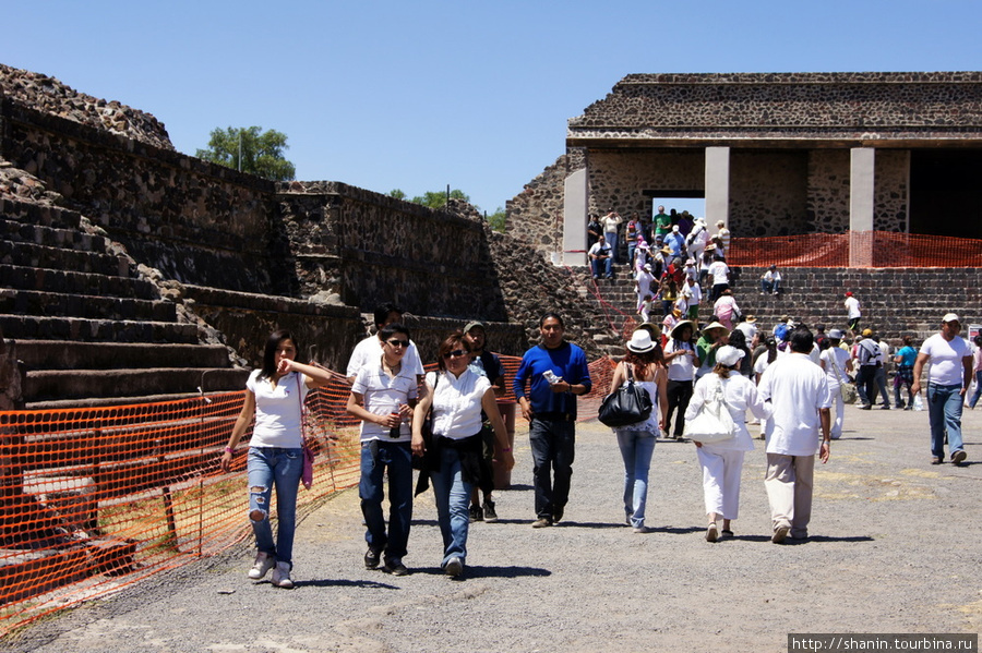 Туристы у дворца Теотиуакан пре-испанский город тольтеков, Мексика