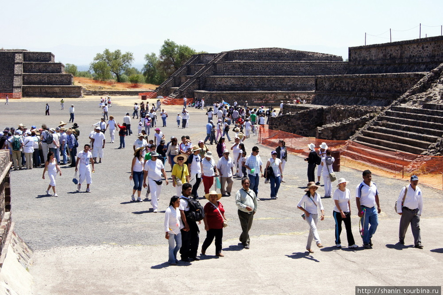 Туристы у входа во дворец Кецальпапалотль Теотиуакан пре-испанский город тольтеков, Мексика