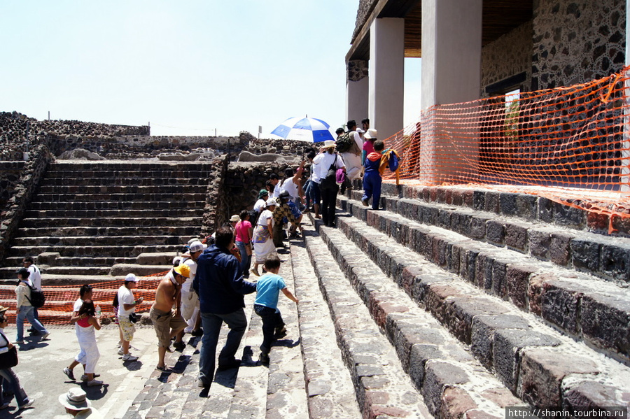Туристы на ступенях дворца Теотиуакан пре-испанский город тольтеков, Мексика