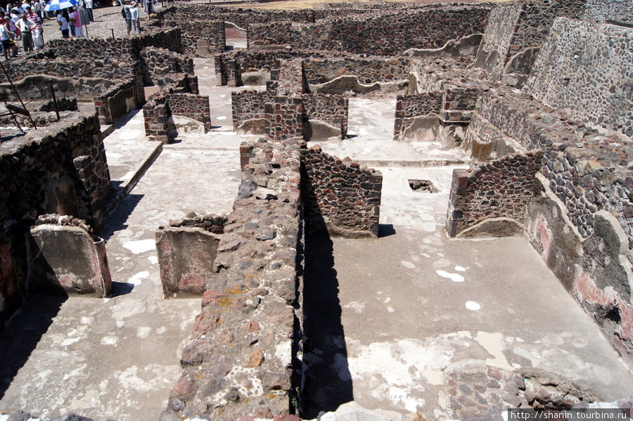 Внутренние помещения во дворце Кецальпапалотль в Теотиуакане