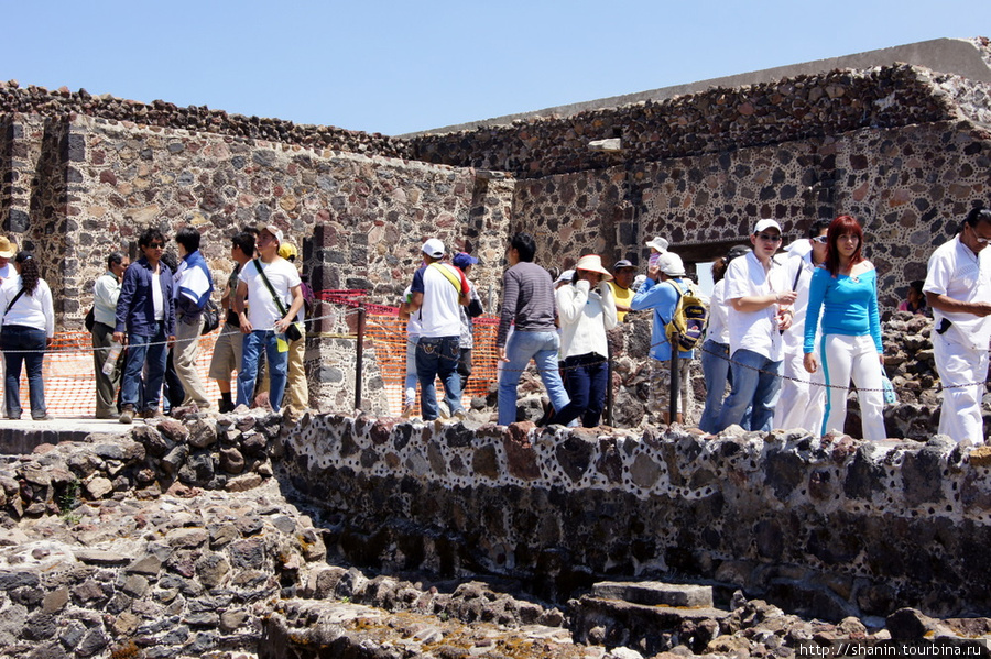 Во дворце Кецальпапалотль в Теотиуакане Теотиуакан пре-испанский город тольтеков, Мексика