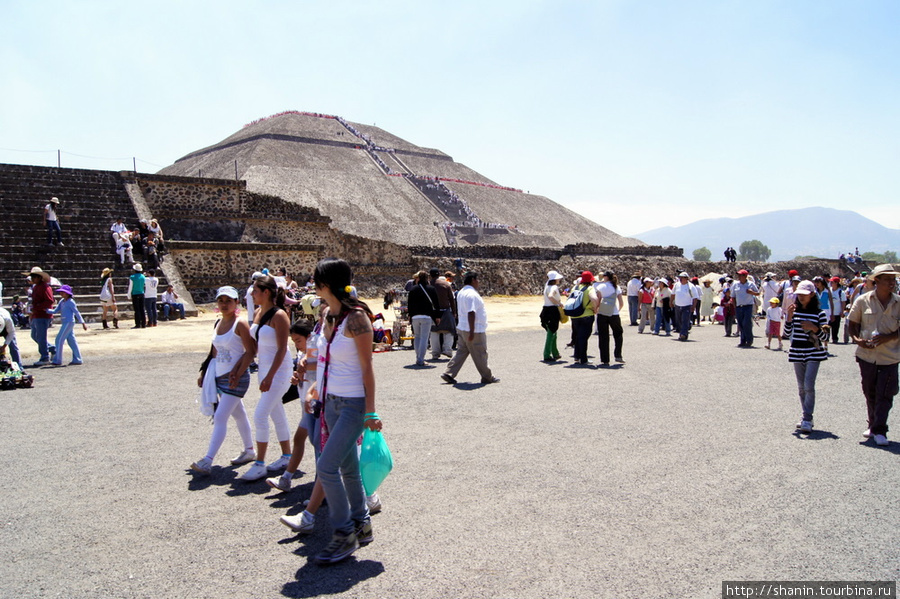 Туристы на Дороге мертвых Теотиуакан пре-испанский город тольтеков, Мексика