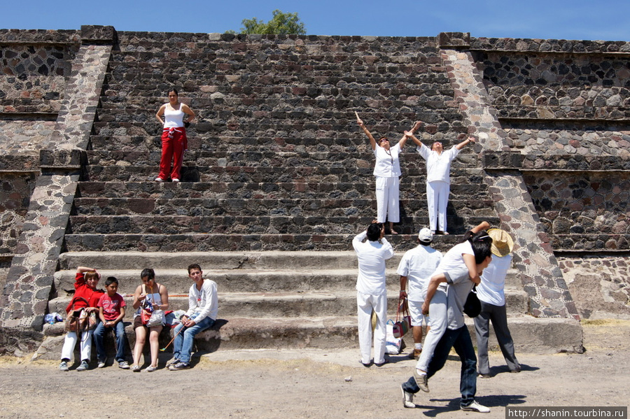 Лестница на Дороге мертвых Теотиуакан пре-испанский город тольтеков, Мексика