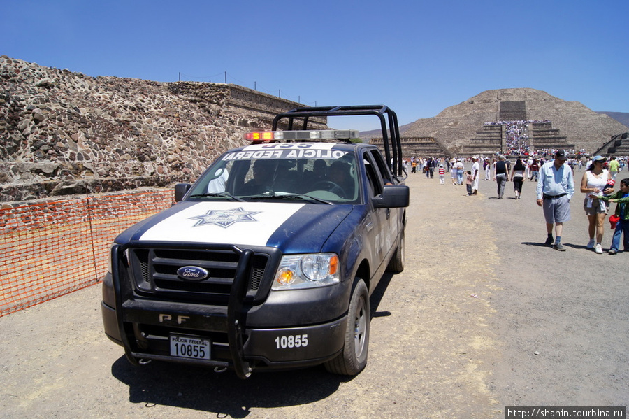 Наша полиция нас бережет Теотиуакан пре-испанский город тольтеков, Мексика