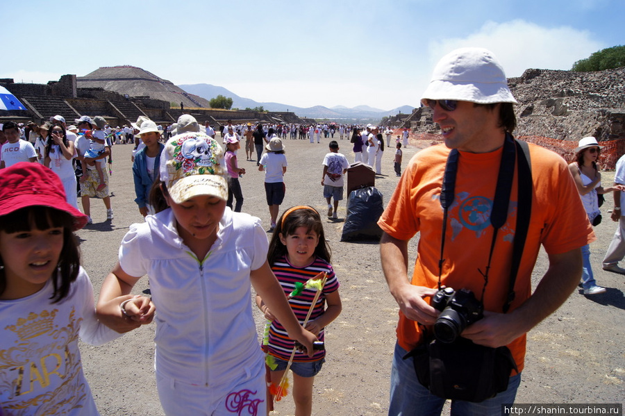 Туристы на Дороге мертвых Теотиуакан пре-испанский город тольтеков, Мексика