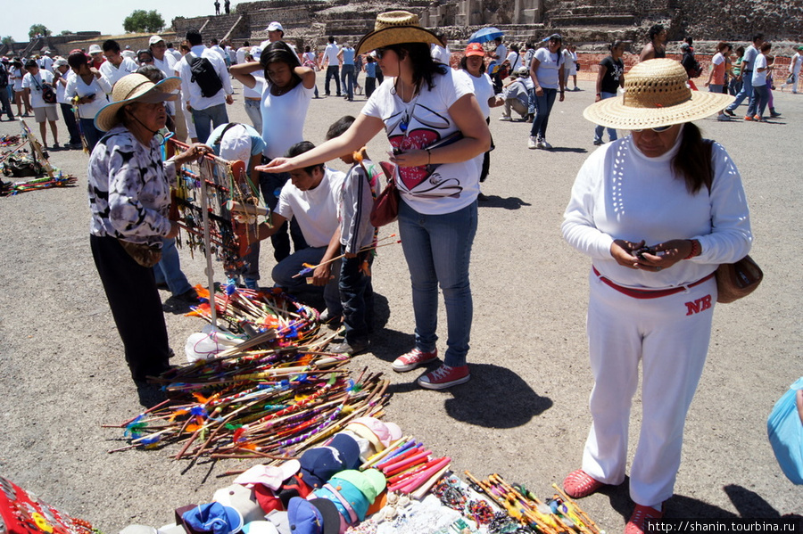 Продавцы сувениров на Дороге мертвых Теотиуакан пре-испанский город тольтеков, Мексика