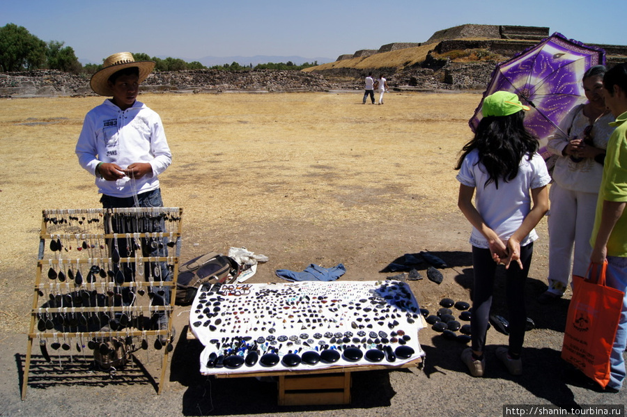Продавцы сувениров на Дороге мертвых Теотиуакан пре-испанский город тольтеков, Мексика