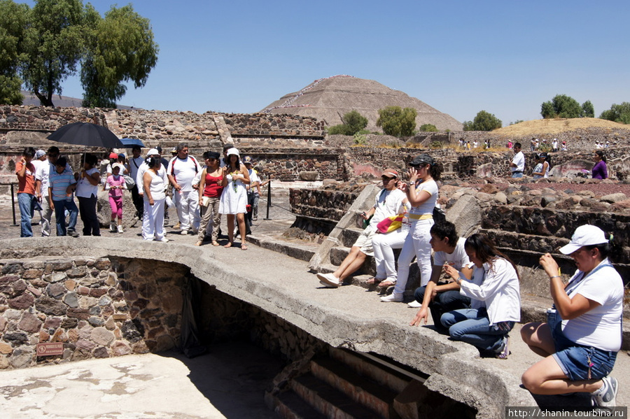 Туристы на руинах Теотиуакан пре-испанский город тольтеков, Мексика