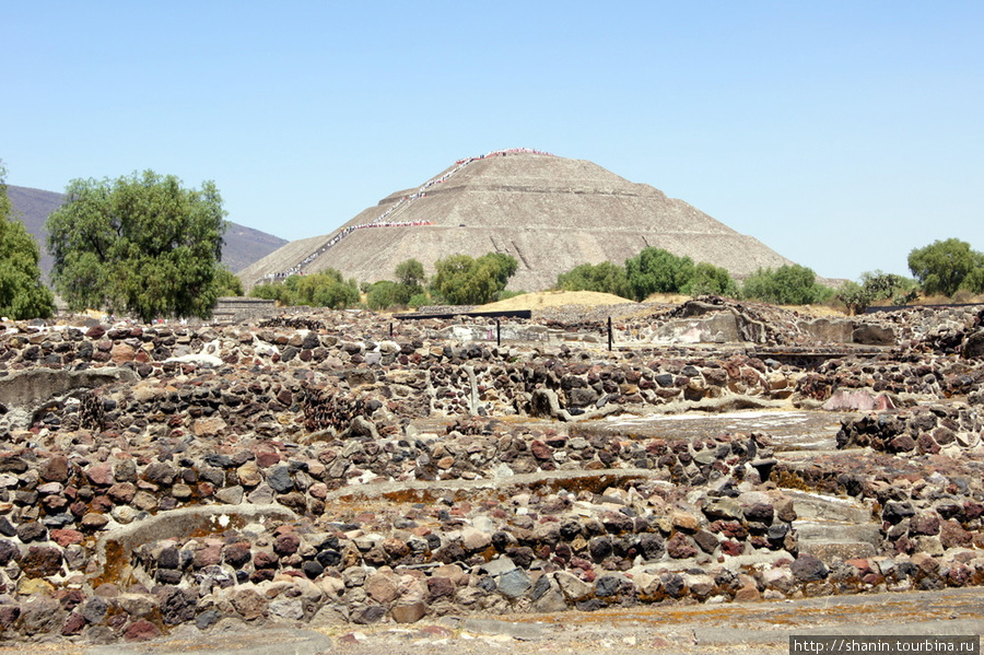 Руины на фоне пирамиды Солнца
