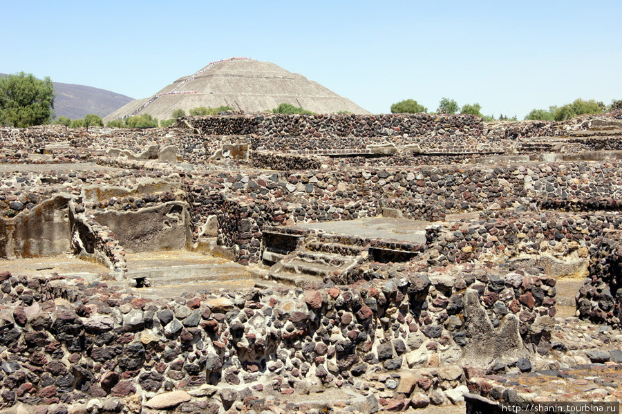 Руины жилых зданий и пирамида Солнца Теотиуакан пре-испанский город тольтеков, Мексика
