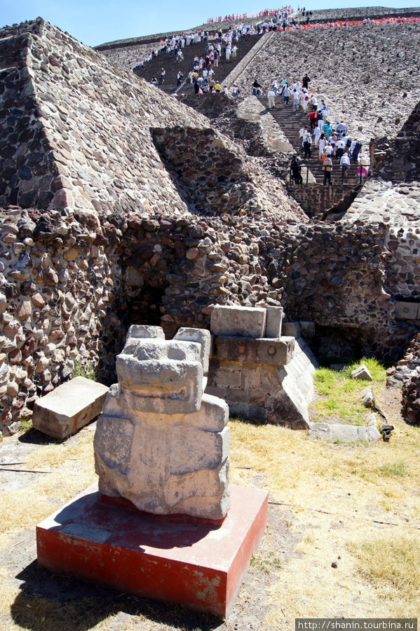У основания пирамиды Солнца Теотиуакан пре-испанский город тольтеков, Мексика