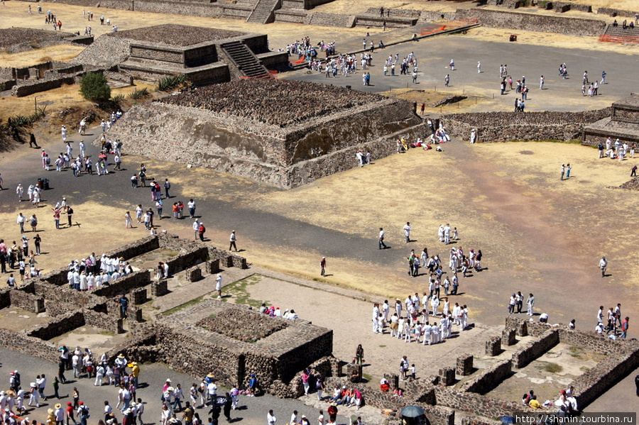Вид с пирамиды Солнца Теотиуакан пре-испанский город тольтеков, Мексика