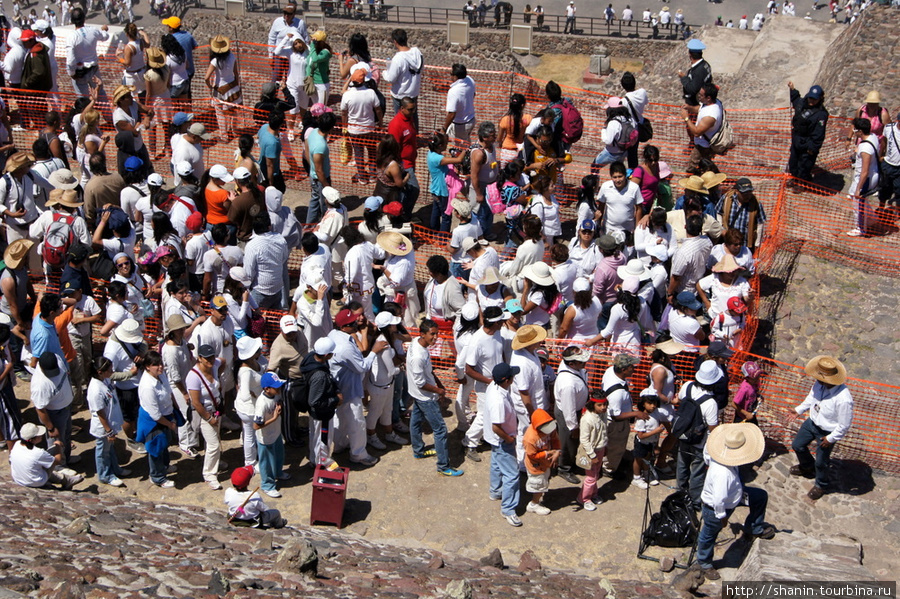 Толпа туристов и паломников Теотиуакан пре-испанский город тольтеков, Мексика