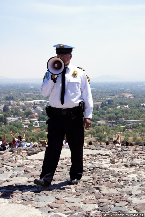 Полицейский с мегафоном Теотиуакан пре-испанский город тольтеков, Мексика