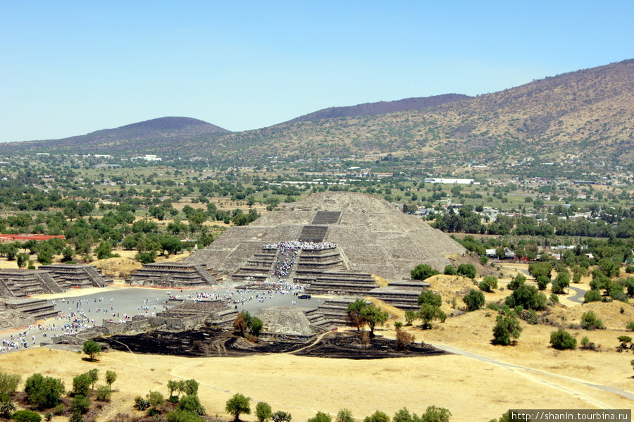 Вид на пирамиду Луны с пирамиды Солнца Теотиуакан пре-испанский город тольтеков, Мексика