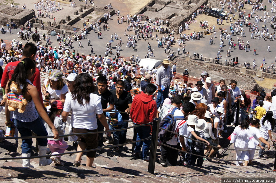 Паломники и туристы на пирамиде Солнца Теотиуакан пре-испанский город тольтеков, Мексика