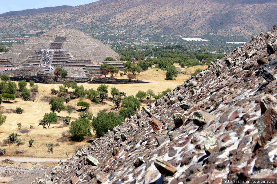 Подъем на пирамиду Солнца Теотиуакан пре-испанский город тольтеков, Мексика