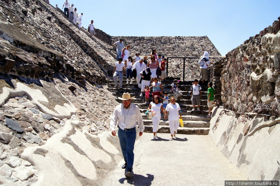 Подъем на пирамиду Солнца Теотиуакан пре-испанский город тольтеков, Мексика