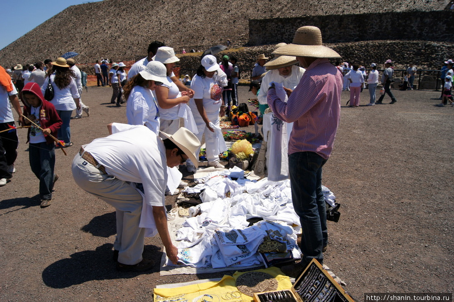 Сувениры у основания пирамиды Солнца Теотиуакан пре-испанский город тольтеков, Мексика