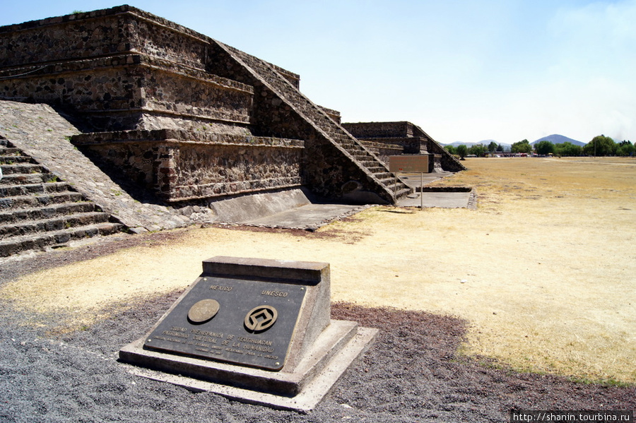 Знак памятника ЮНЕСКО на территории крепости Теотиуакан пре-испанский город тольтеков, Мексика