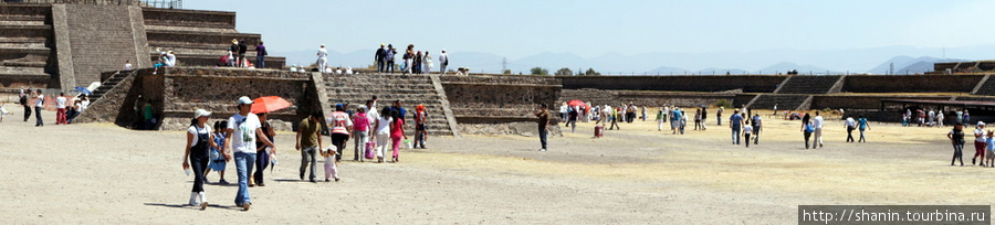 Туристы в крепости Теотиуакан пре-испанский город тольтеков, Мексика