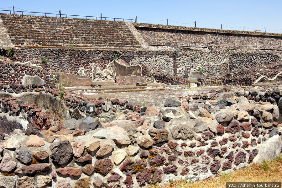 Руины на территории крепости Теотиуакан пре-испанский город тольтеков, Мексика
